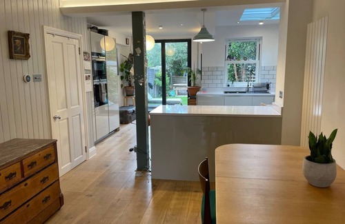 Walthamstow House | 4Bedroom house With Fireplace and Sauna