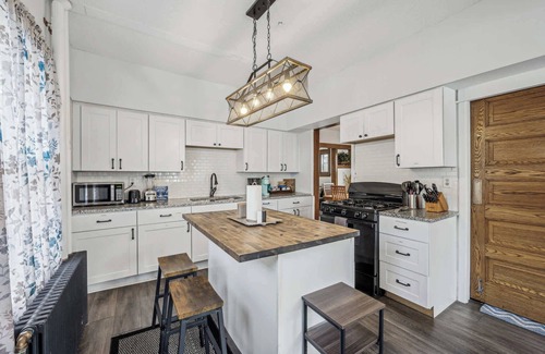 Merriam Park House | 4BR/2BA Home in Charming St. Paul - Sleeps 10!
