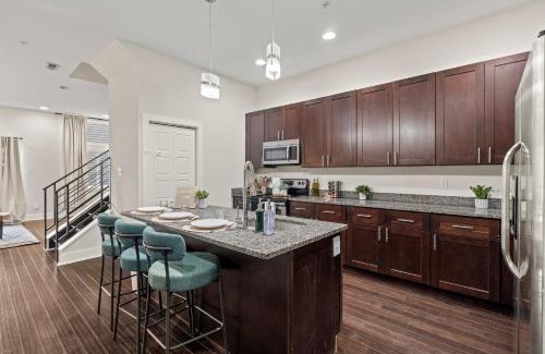 Fairmount Apartment | 4BR - BSL Subway - Steps to Met - Family Friendly