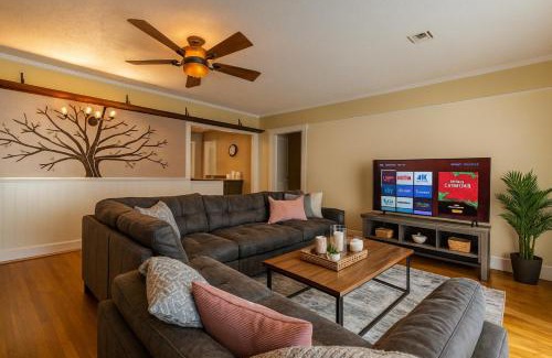 Fullerton House | 4BR Fullerton Retreat - Private Backyard