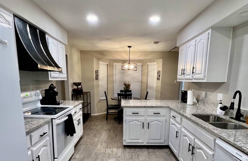 Universal City House | 4BR Fully Furnished Corporate Home Winter Specials