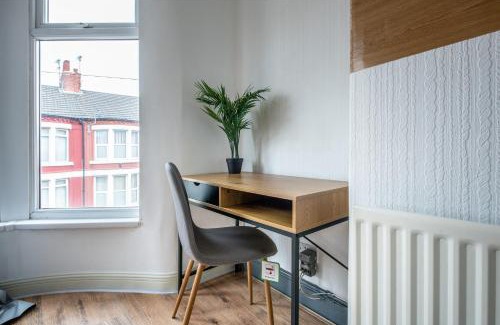 Liverpool House | 4BR Home in Great Location close to Transport
