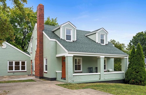 Hamilton House | 4BR, Home Theater, near Spooky Nook Sports Complex