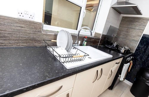Wolverhampton House | 4BR House Near City & Stadium