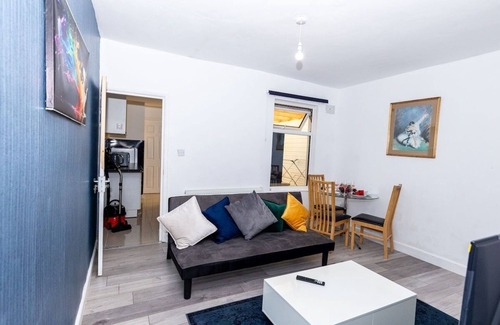 Wolverhampton House | 4BR House Near City & Stadium
