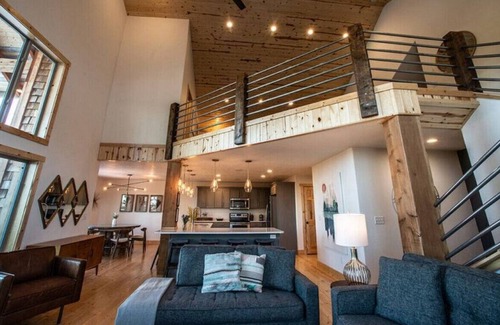 Lead Ski Chalet | 4BR Little Hope Chalet at Terry Peak with Hot Tub!