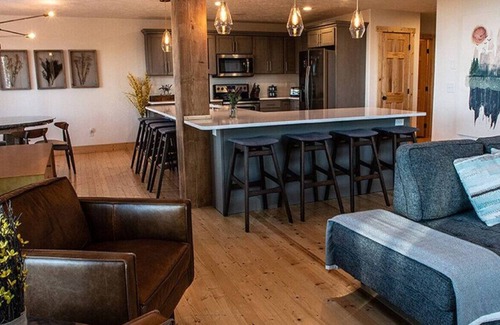 Lead Ski Chalet | 4BR Little Hope Chalet at Terry Peak with Hot Tub!