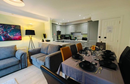 Ormeau House | 4BR Modern Ormeau House