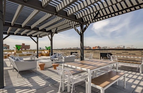Pilsen Apartment | 4BR Near downtown w/Rooftop lounge