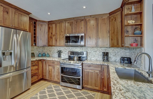 Historic District Hotel | 4br Renovated - Sleeps 12- Downtown Breck by RedAwning