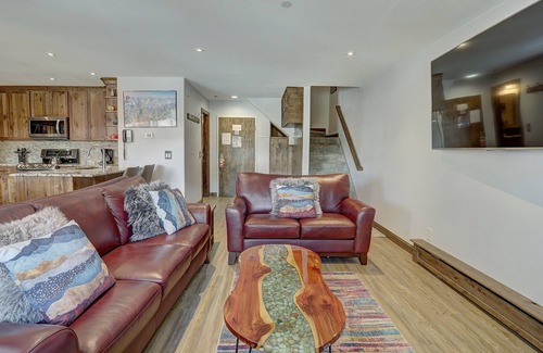 Historic District Hotel | 4br Renovated - Sleeps 12- Downtown Breck by RedAwning