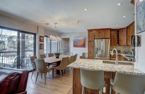 Historic District Hotel | 4br Renovated - Sleeps 12- Downtown Breck by RedAwning