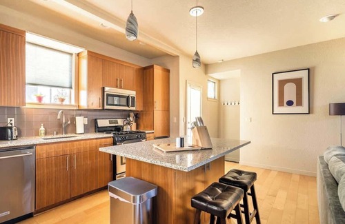 King House | 4BR Sleeps 10 Trendy Arts District Location