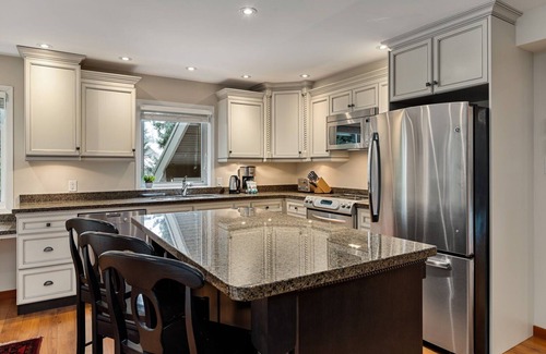 Blueberry Hill House | 4BR Spacious Townhome w/Lake & Mtn View | Gourmet Kitchen | Double Garage | Balcony