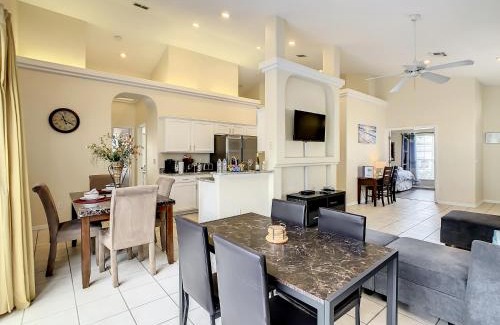 Four Corners House | 4br Themed Retreat W Pool & Resort Access