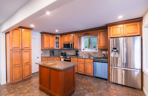 Cameron Cottage | 4BR Waterfront Retreat w/Barrel Sauna & Firepit