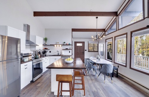 Long Pond Ski Chalet | 4min to Lake, 8min to Kalahari, Firepit, Fire table, Gas Grill, Gazebo & 300Mbps
