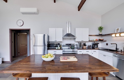 Long Pond Ski Chalet | 4min to Lake, 8min to Kalahari, Firepit, Fire table, Gas Grill, Gazebo & 300Mbps