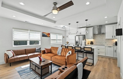 Oak Cliff House | 4story Townhome w/Rooftop View at Bishop Arts 10 min from Downtown Dallas