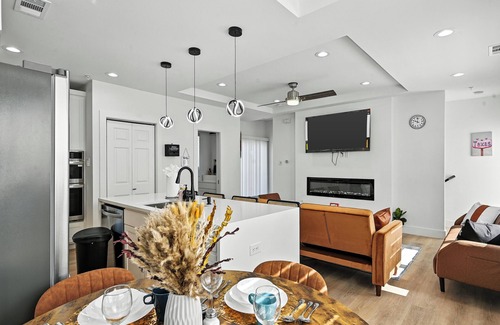 Oak Cliff House | 4story Townhome w/Rooftop View at Bishop Arts 10 min from Downtown Dallas