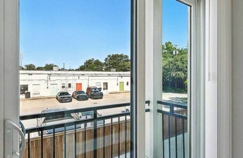 Oak Cliff House | 4story Townhome w/Rooftop View at Bishop Arts 10 min from Downtown Dallas