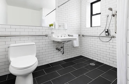 Central New York City Hotel | 4x Deluxe Two Queen Beds Room at OYO Hotel Times Square