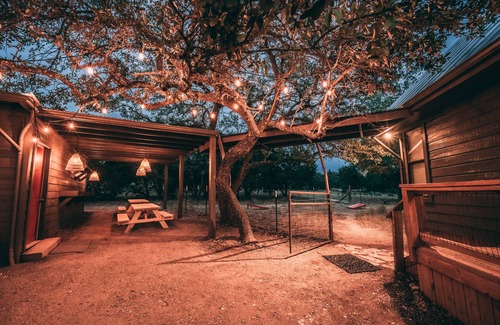 Dripping Springs House | 5 Acre. Enjoy sunset at “Bungalow" TyRosa Ranch near wineries and venues