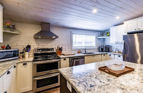 Torrance Cottage | 5 bdrm, 3 bath, Newly renovated! Lake Muskoka!