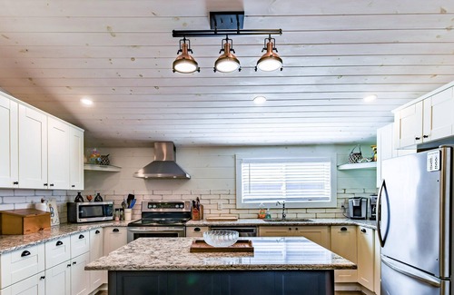 Torrance Cottage | 5 bdrm, 3 bath, Newly renovated! Lake Muskoka!