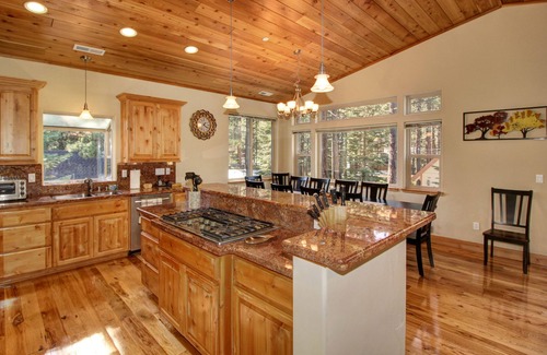 Pioneer Trail Ski Chalet | 5 Bdrm Chalet W/Hot Tub/wifi/PoolTable/Off Pioneer/April Special/Max 10 Guests