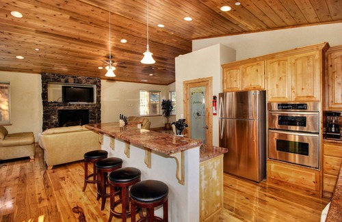 Pioneer Trail Ski Chalet | 5 Bdrm Chalet W/Hot Tub/wifi/PoolTable/Off Pioneer/April Special/Max 10 Guests