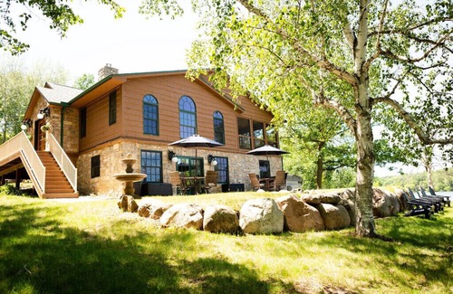 South Haven House | 5 bed, 2 bath Lake Home, screen porch, 2 kayaks, patio, otter island.