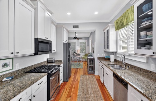 King City House | 5 bed/4.5 bath beach cottage - Walking distance to St Simons Pier & Village!