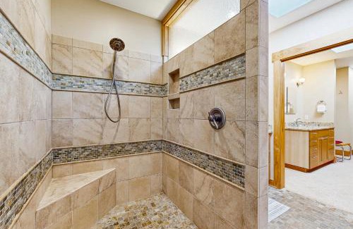Tuckasegee House | 5 Bed 4 Bath Vacation home in Tuckasegee