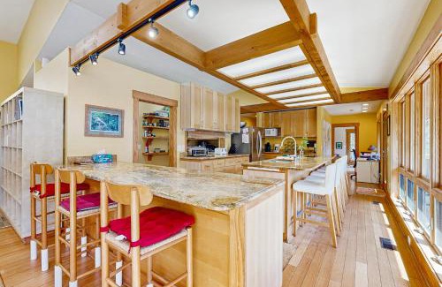 Tuckasegee House | 5 Bed 4 Bath Vacation home in Tuckasegee