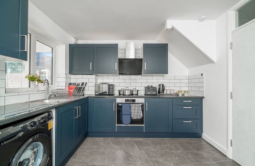 Chadwell Heath House | 5 Bed House - Sleeps 11 - Garden