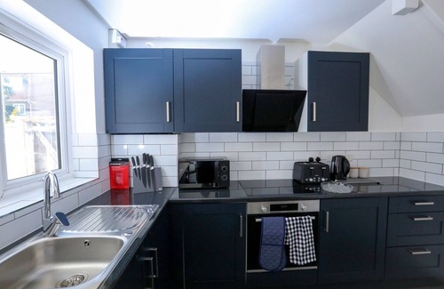 Chadwell Heath House | 5 Bed House - Sleeps 11 - Garden