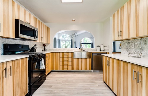 Western House | 5 bedroom/2.5 bath. Spacious Home in a Charming Neighborhood