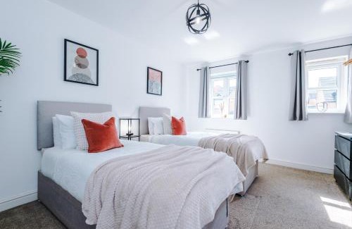 Oldbury House | 5 Bedroom! 2.5 Bathroom ! Contractors and Groups ! Free Parking! Large Driveway! NEW BUILD HOUSE!