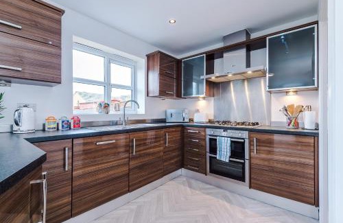 Oldbury House | 5 Bedroom! 2.5 Bathroom ! Contractors and Groups ! Free Parking! Large Driveway! NEW BUILD HOUSE!