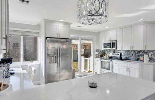 Uniondale House | 5-Bedroom, 3-Bath Retreat Sleeps 10 Free Parking & Modern Upgrades