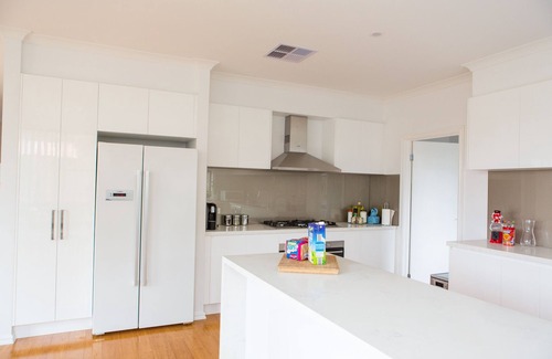 Forest Hill House | 5 Bedroom | 3 Bathroom Holiday Home near Glen Waverley with WIFI and NETFLIX