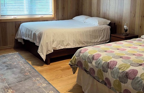 Tiny House | 5 Bedroom, 4-season Cottage , Private Beach in Tiny