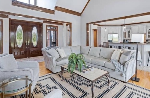 Marshall Apartment | 5 Bedroom 683498 by Houzlet