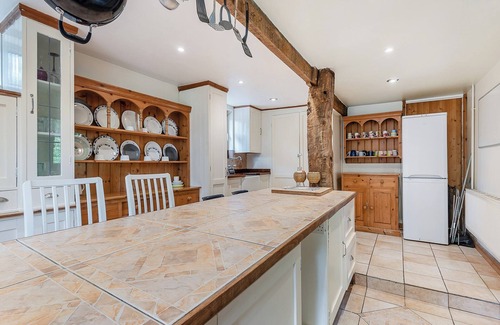 New Forest District Cottage | 5 bedroom accommodation in Dibden, near Southampton