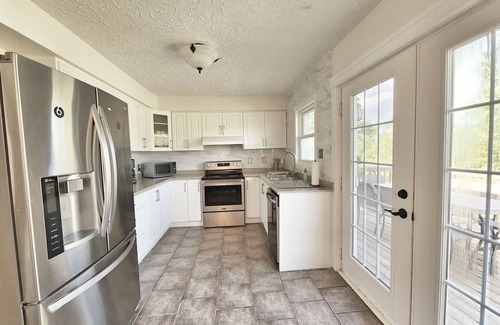 Niagara Falls House | 5 BEDROOM COUNTRY HOME- within 15min drive to the Falls, & Crystal Beach