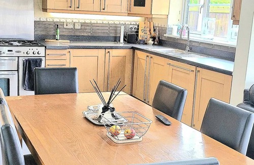 Rhyl House | 5-bedroom Family Holiday Home Sleeps 7 Garden Parking Pet Friendly North Wales