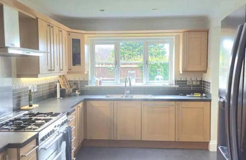 Rhyl House | 5-bedroom Family Holiday Home Sleeps 7 Garden Parking Pet Friendly North Wales
