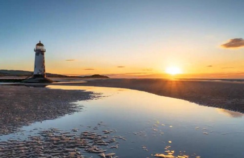 Rhyl House | 5-bedroom Family Holiday Home Sleeps 7 Garden Parking Pet Friendly North Wales