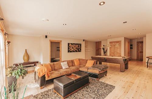 Fiddler Lake Resort Ski Chalet | 5-Bedroom Getaway with Sauna, BBQ, and Game Room